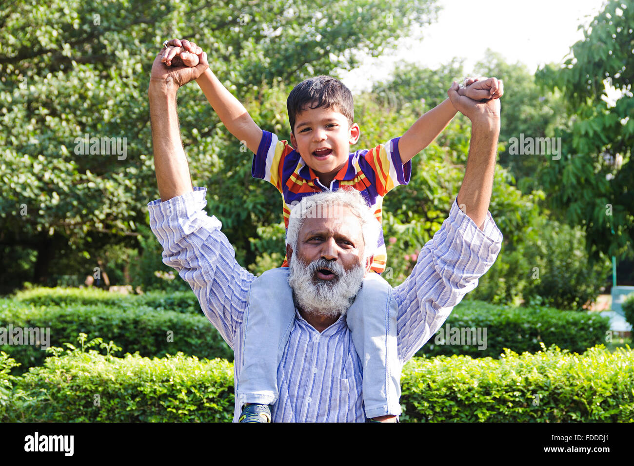 2 Personnes Grand-père et petit-fils Park exerçant son épaules profiter Banque D'Images