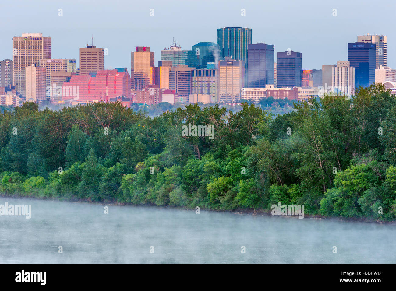 Vue sur le centre-ville d'Edmonton et le nord de la rivière Saskatchewan en matin tôt de Wayne Gretzky Dr NW bridge, Alberta, Canada Banque D'Images