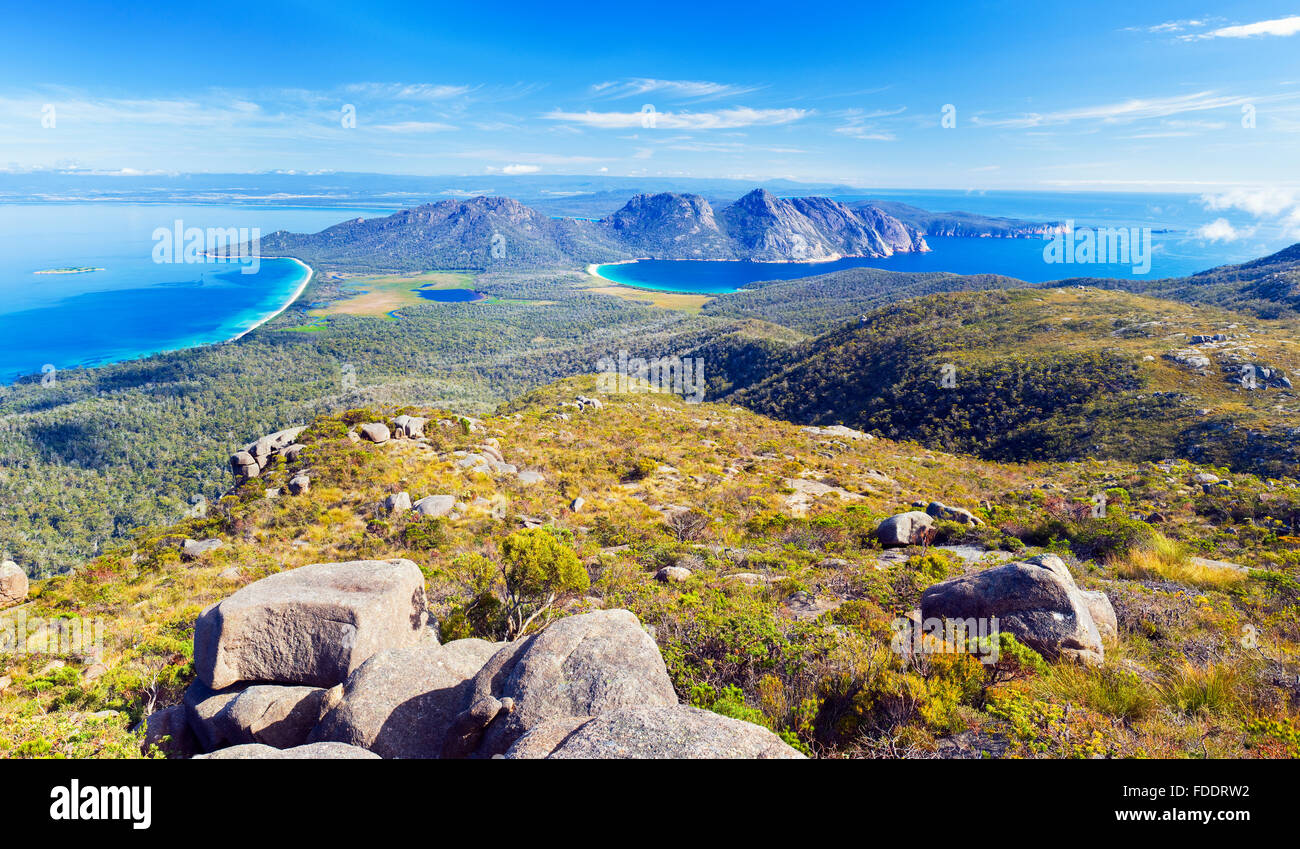 La Péninsule de Freycinet et Wineglass Bay en Tasmanie, vue du haut du Mont Graham sur une journée ensoleillée Banque D'Images