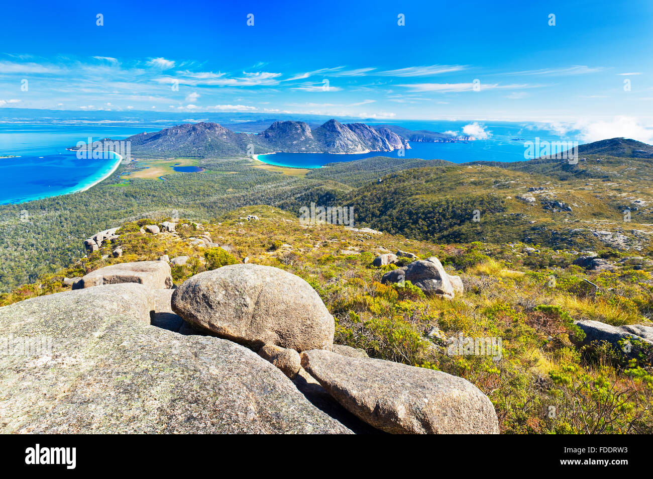 La Péninsule de Freycinet et Wineglass Bay en Tasmanie, vue du haut du Mont Graham sur une journée ensoleillée Banque D'Images