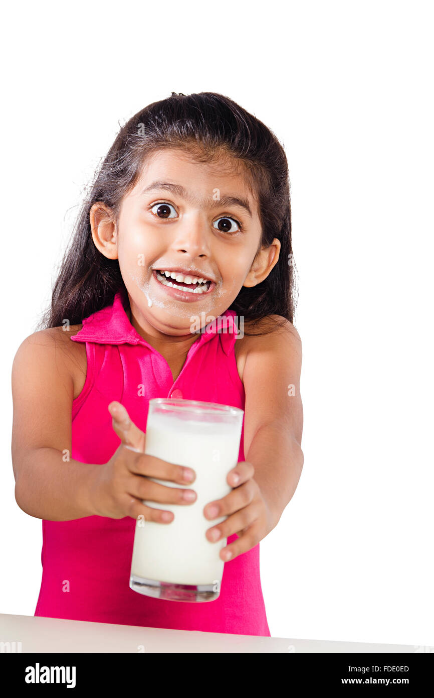 1 personne seulement délicieux verre de lait pour enfants donnant potable montrant rafraîchissantes smiling Banque D'Images