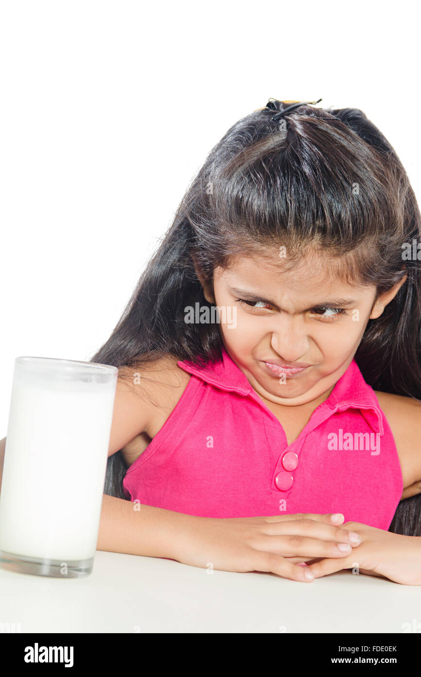 Seulement 1 personne enfant fille potable boissons consciente de la santé lait rafraîchissant pour enfants Banque D'Images