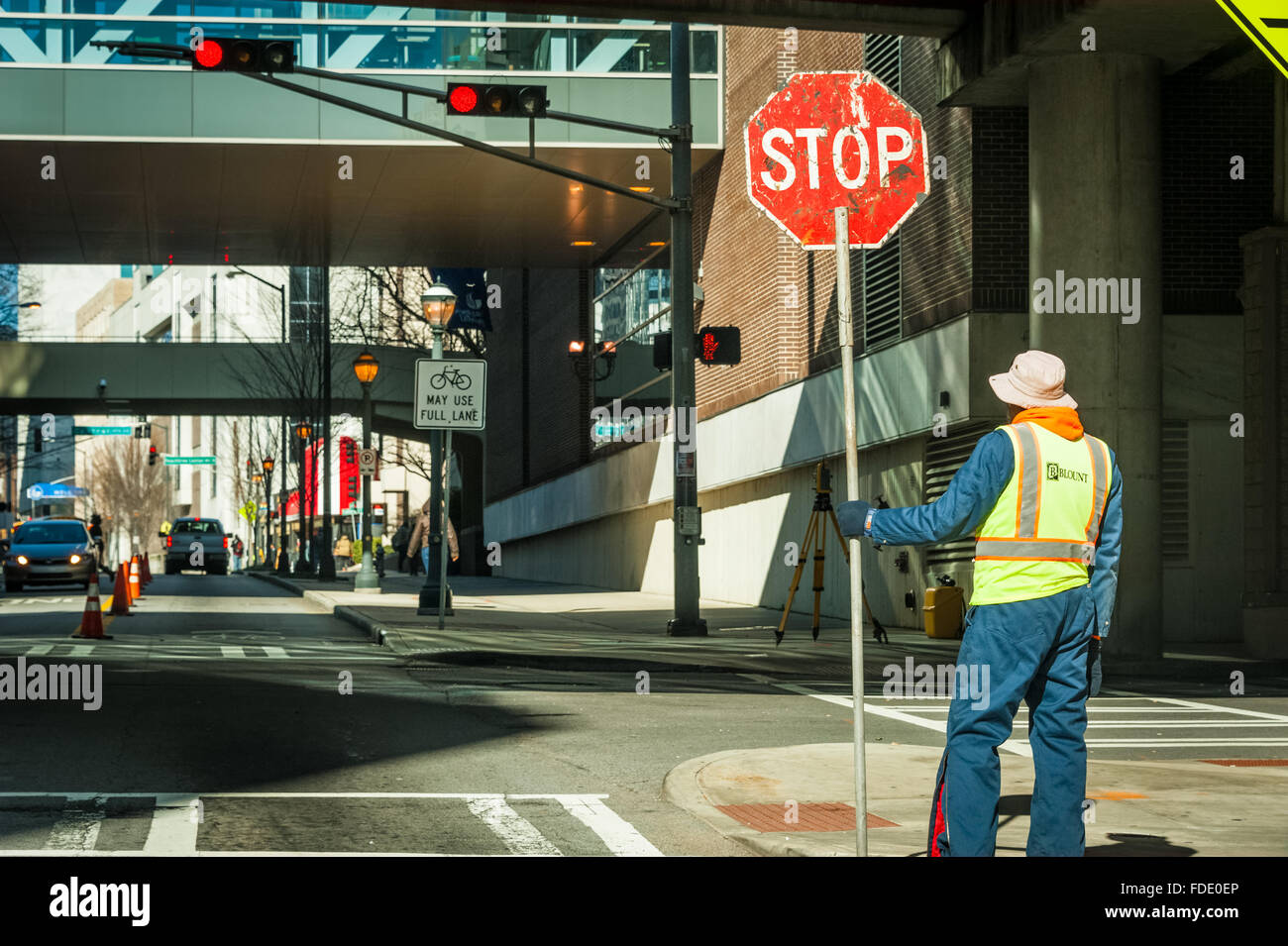 Arrêt au centre-ville de la circulation de l'équipage à Atlanta (Géorgie) pour les travaux de construction. Banque D'Images