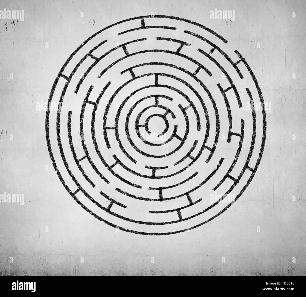 Labyrinthe ronde contre l'arrière-plan blanc. Idée de solution Banque D'Images