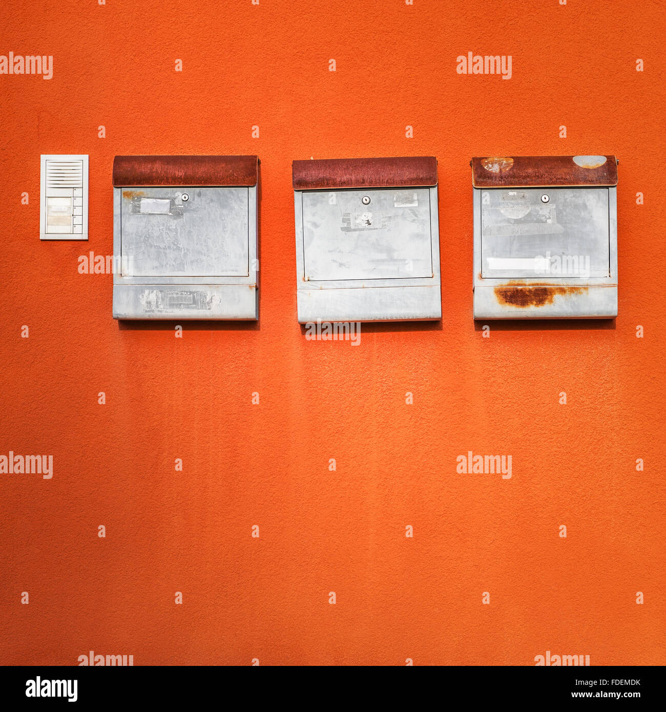 Vieilles boîtes aux lettres sur orange wall. Objets avec chemin de détourage. Copy space Banque D'Images