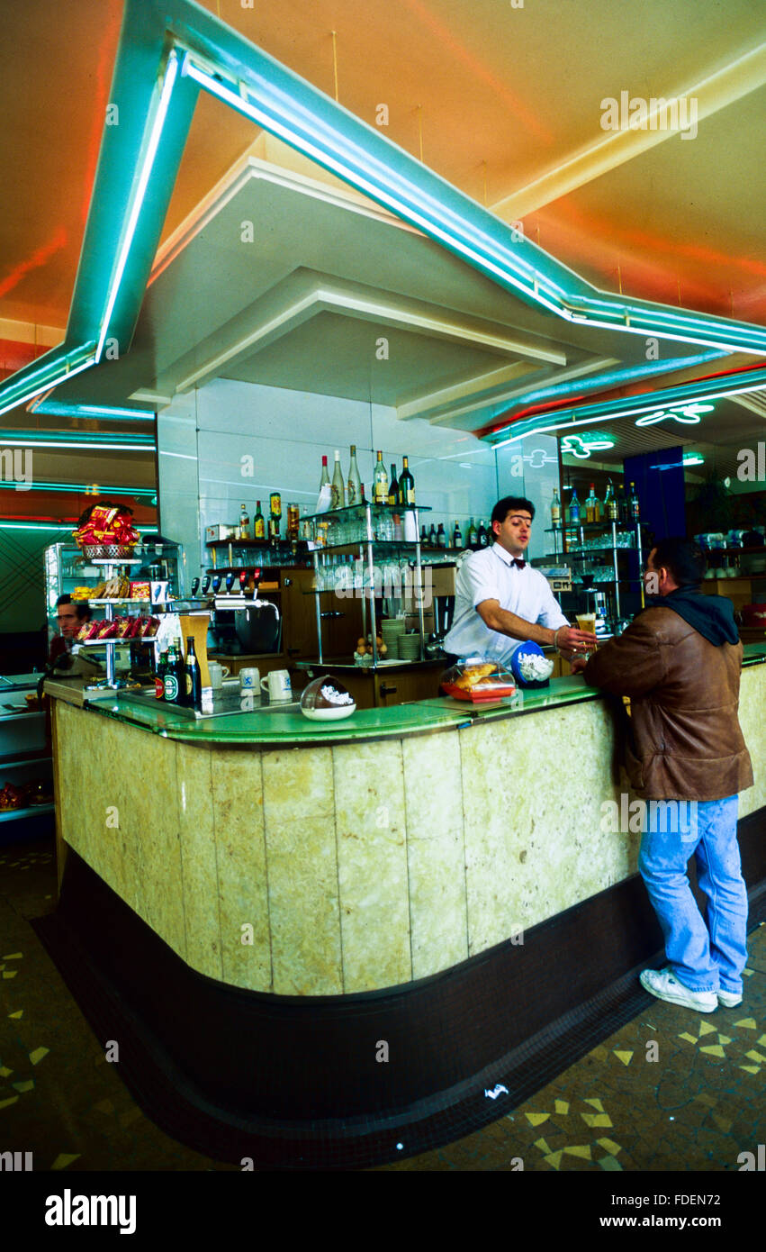 Paris, Café, France, Man at Counter, Bistro Restaurant Vintage French, « le Rouquet », décoration des années 1950 à l'intérieur, Coffee Design, à l'intérieur Old French Cafe Banque D'Images