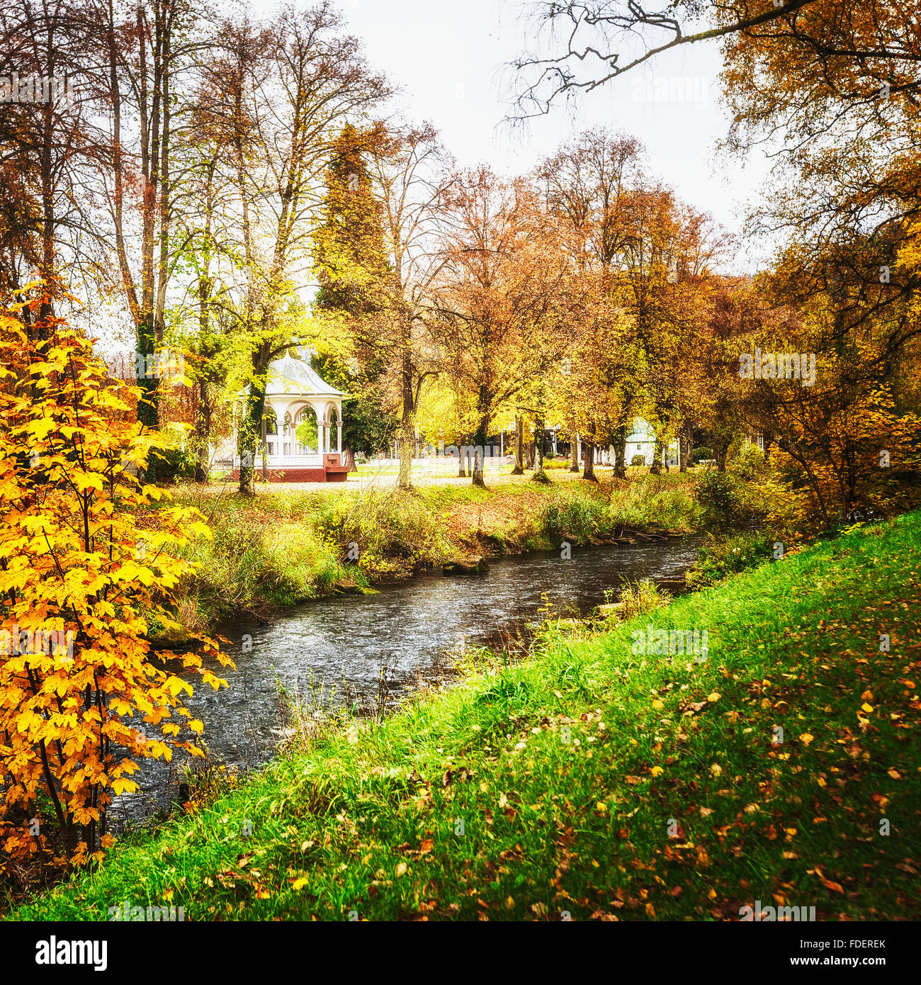 Parc de la ville avec gazebo blanc et la rivière. Paysage d'automne. Beauté dans la nature Banque D'Images