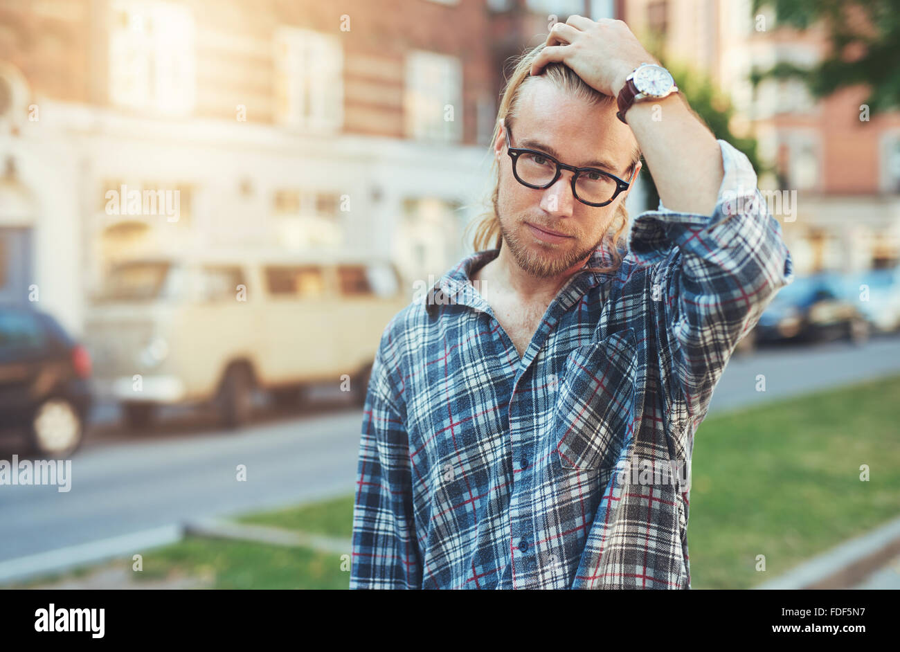 Portrait de Cool Blondie, portant une chemise bleue et lunettes. Vie Ville Banque D'Images