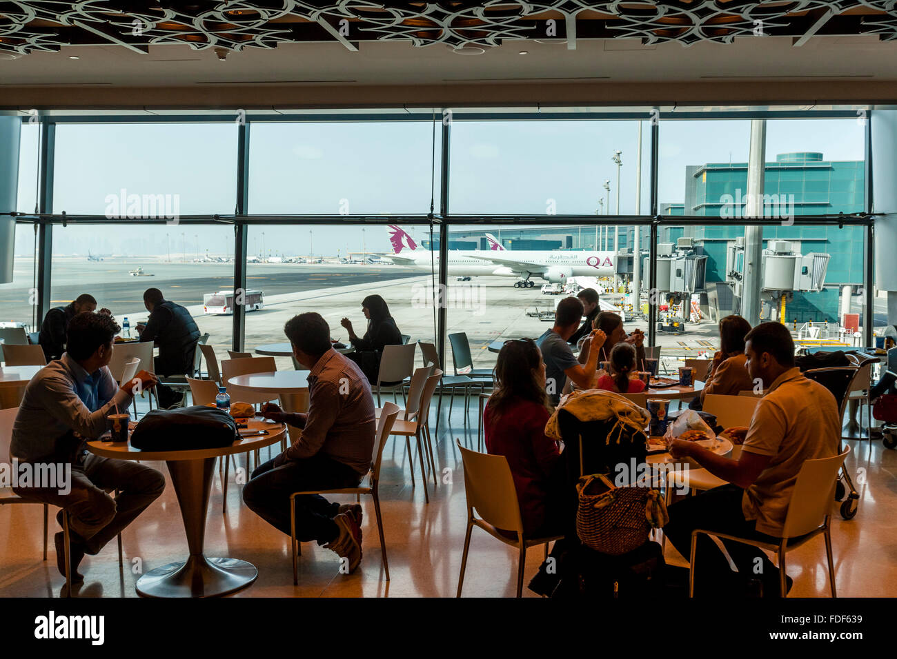 Departure Lounge Cafe, l'Aéroport International Hamad, Doha, Qatar Banque D'Images