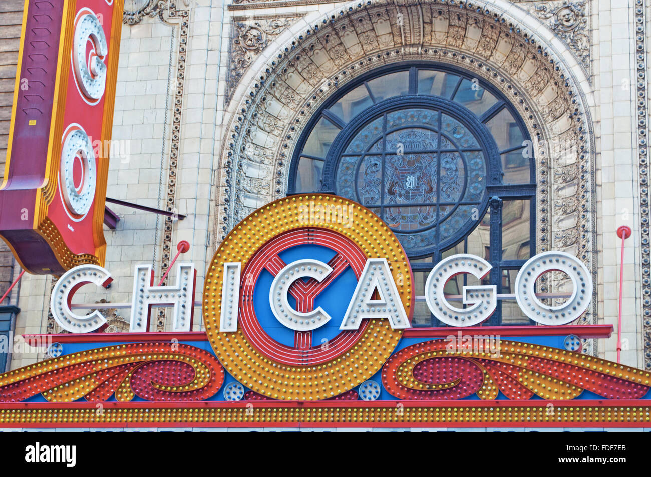 Chicago, USA : pancarte du Chicago Theatre, à l'origine connu comme le Balaban and Katz Chicago Theatre, vue sur rue North State construit en 1921 Banque D'Images