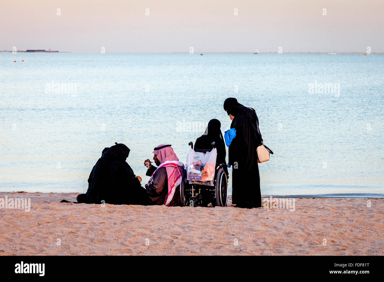 La population locale sur la plage, à l'Katara Cultural Village, Doha, Qatar Banque D'Images