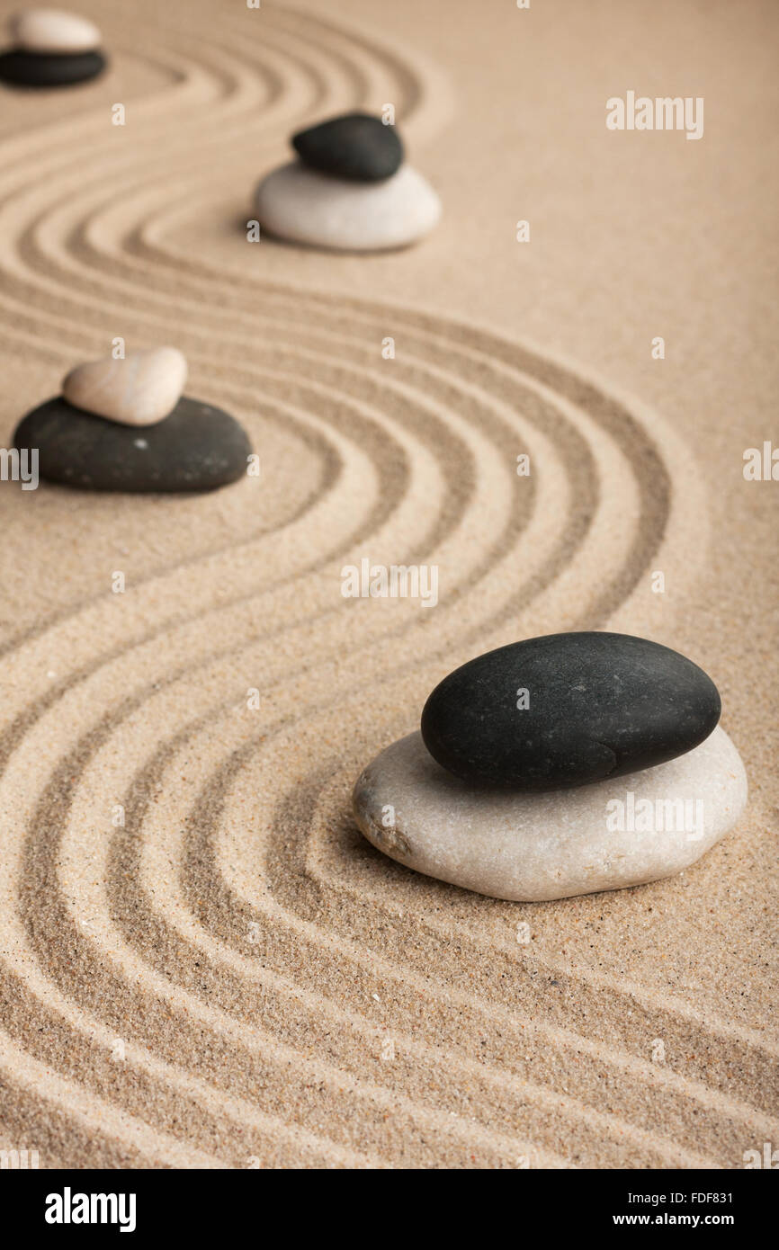 Pyramide fait de pierres debout sur le sable, en arrière-plan Banque D'Images