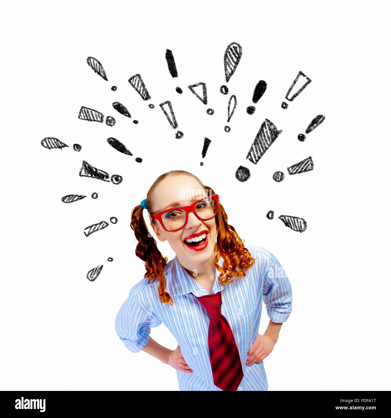 Funny Girl in red lunettes avec des panneaux d'exclamation Banque D'Images