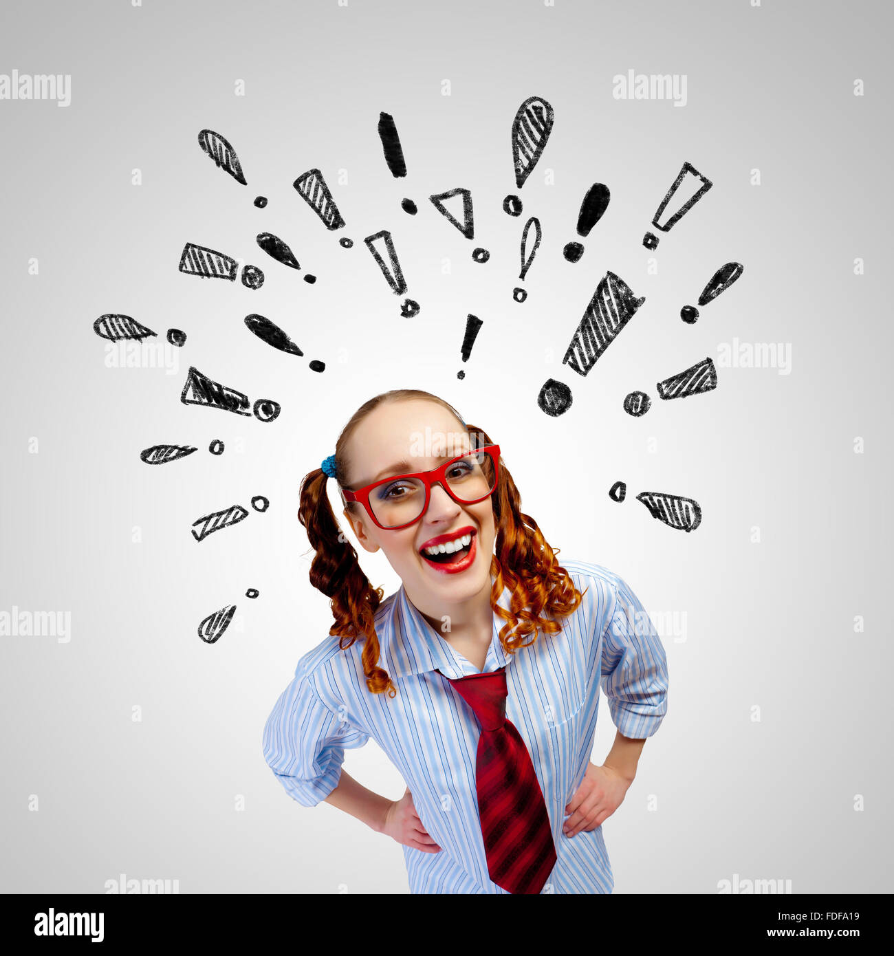 Funny Girl in red lunettes avec des panneaux d'exclamation Banque D'Images