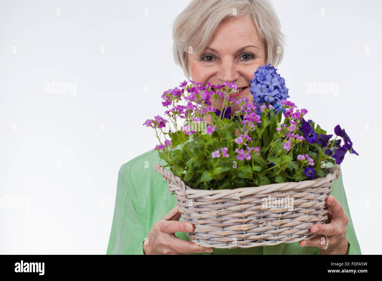 Happy old woman sur la fête des mères, holding Flowers smiling grand sourire Banque D'Images