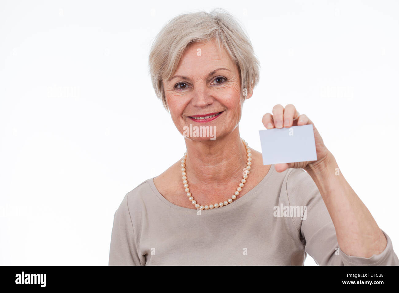 Beautiful happy smiling older senior women holding sign avec texte espace de publicité Banque D'Images
