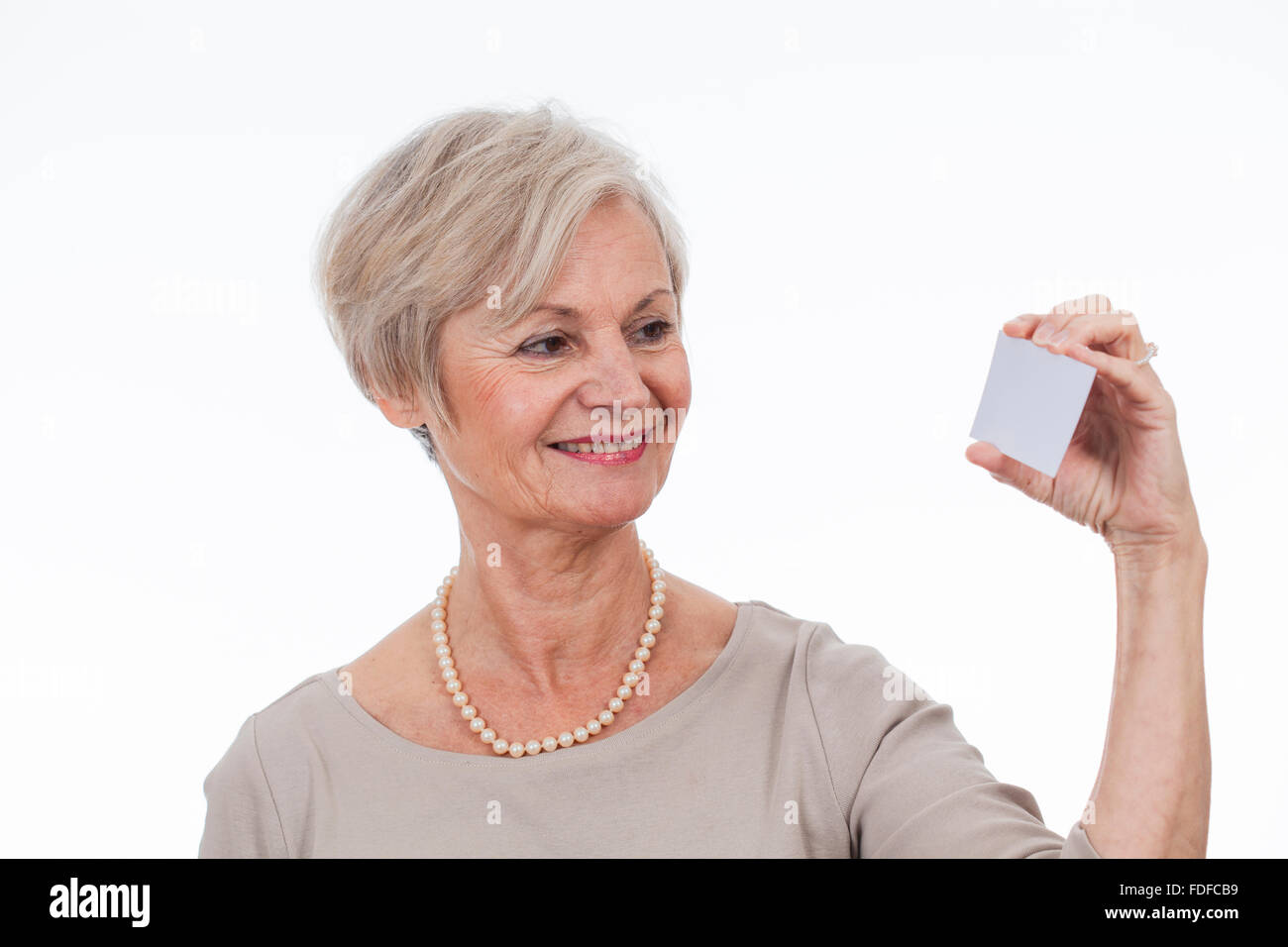 Beautiful happy smiling older senior women holding sign avec texte espace de publicité Banque D'Images