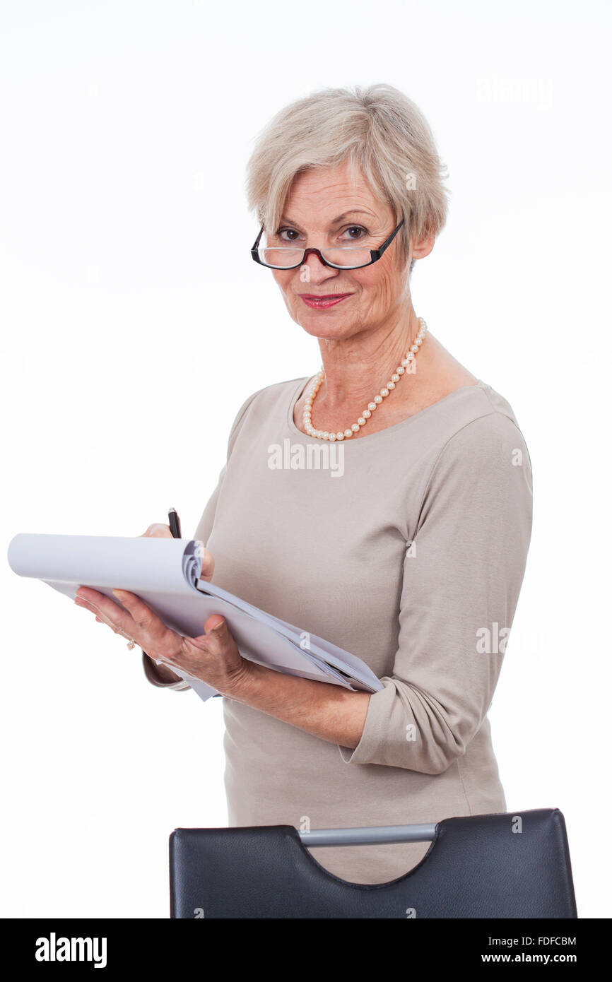 Beautiful happy smiling older senior women holding sign avec texte espace de publicité Banque D'Images