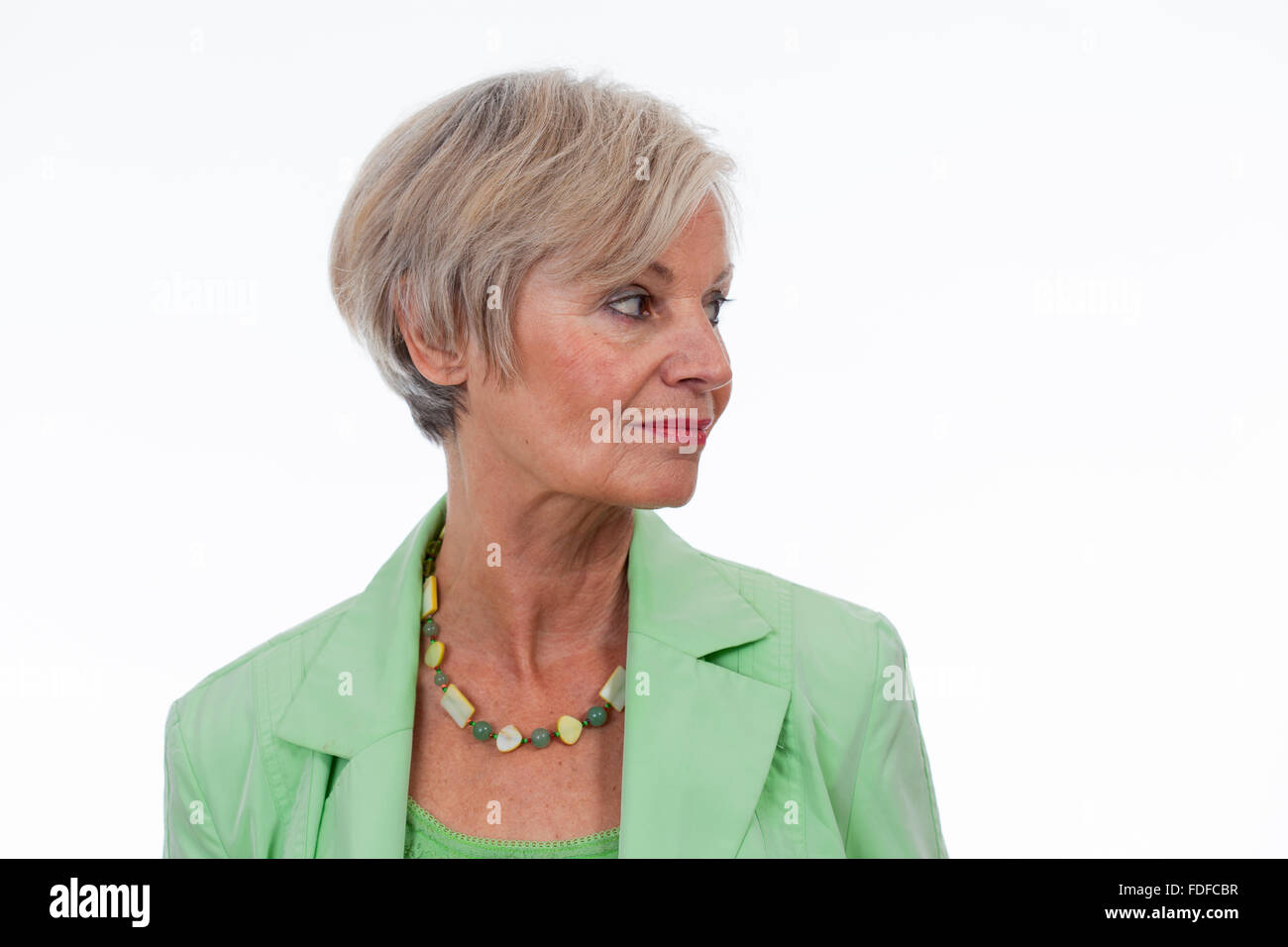 Beautiful happy smiling older senior women holding sign avec texte espace de publicité Banque D'Images