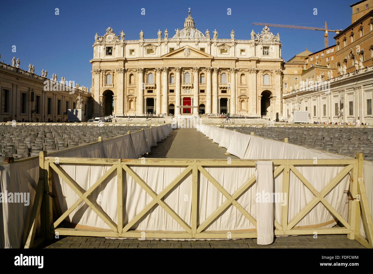 Dans le coin vide la Piazza San Pietro en face de la Basilica di San Pietro (St Peter's), Cité du Vatican, Rome, Italie. Banque D'Images