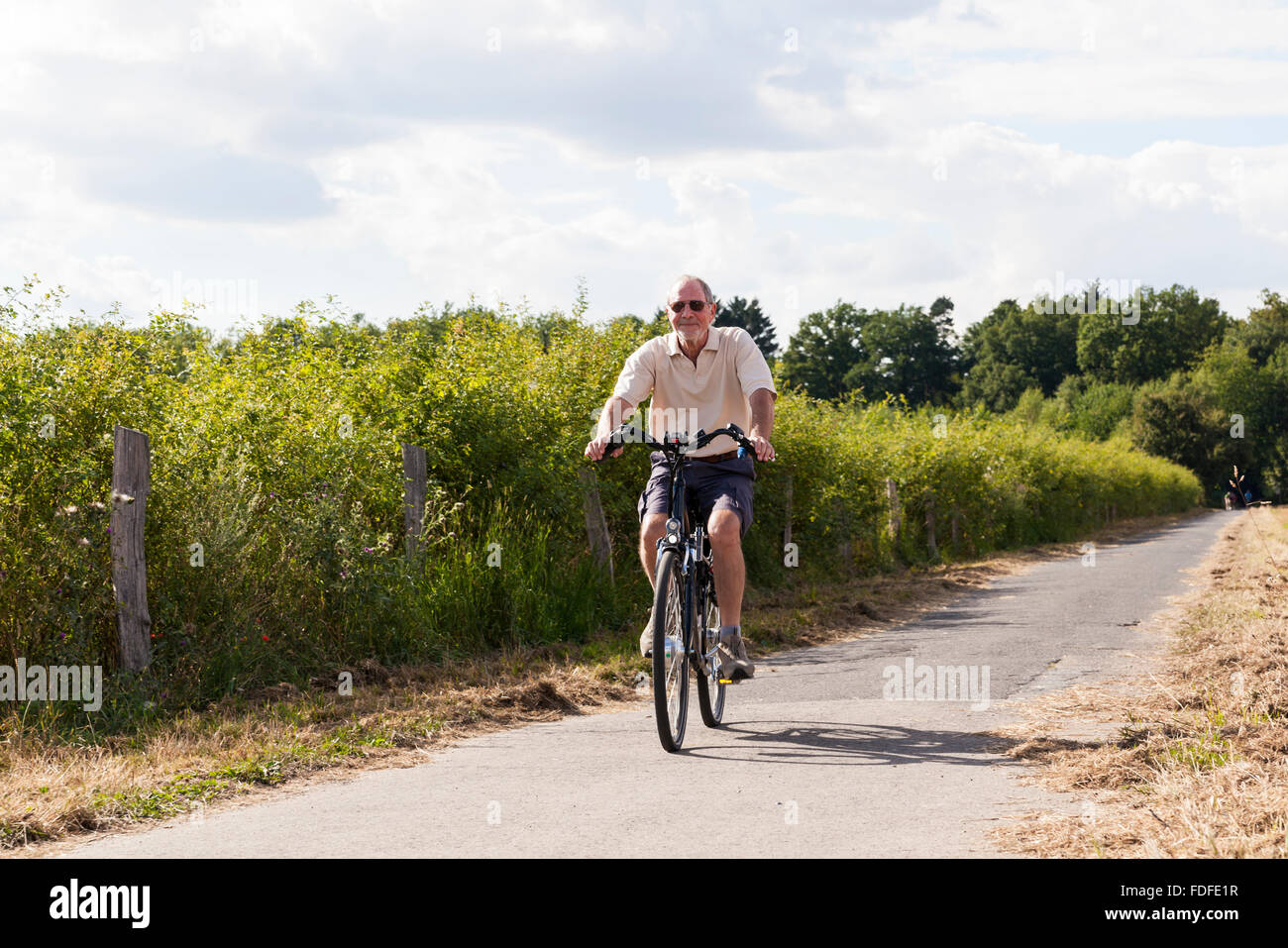Senior attrayant sur les gens en vélo au printemps été automne automne Banque D'Images