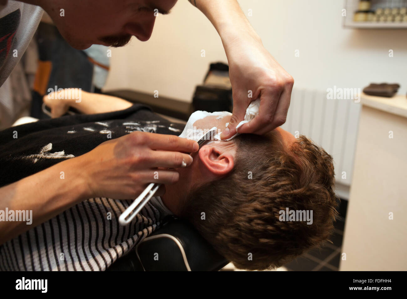 Avoir un rasage à Cut-Throat London coiffure et de salon, Peckham, Londres Banque D'Images