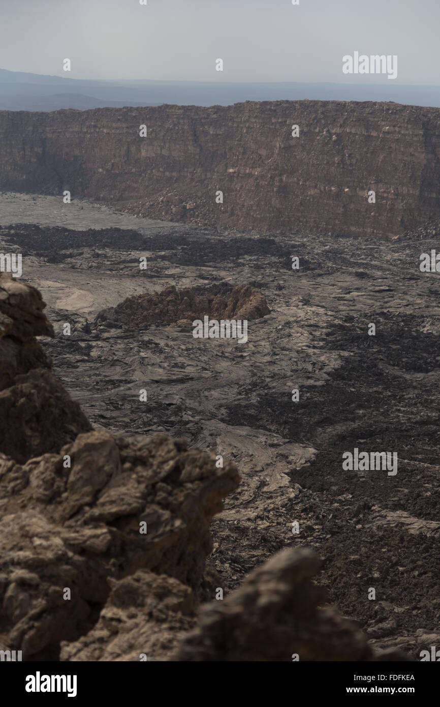 Un ancien cône volcanique se trouve presque enterré à nouveau dans le flux de lave Erta Ale caldera, Ethiopie Banque D'Images