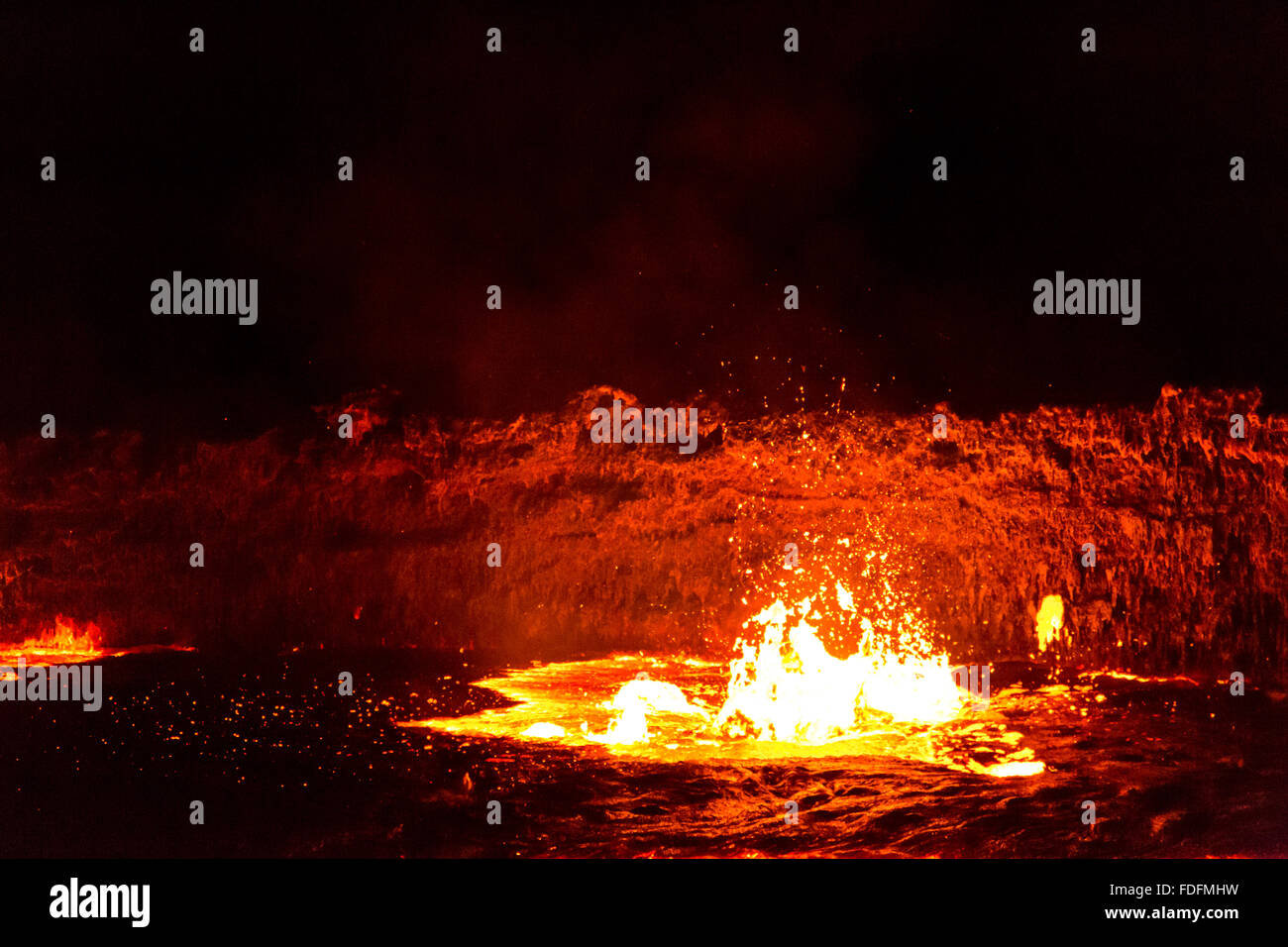 Bulles de lave qui éclatent à la surface de l'Erta Ale en Éthiopie, le lac de lave Banque D'Images