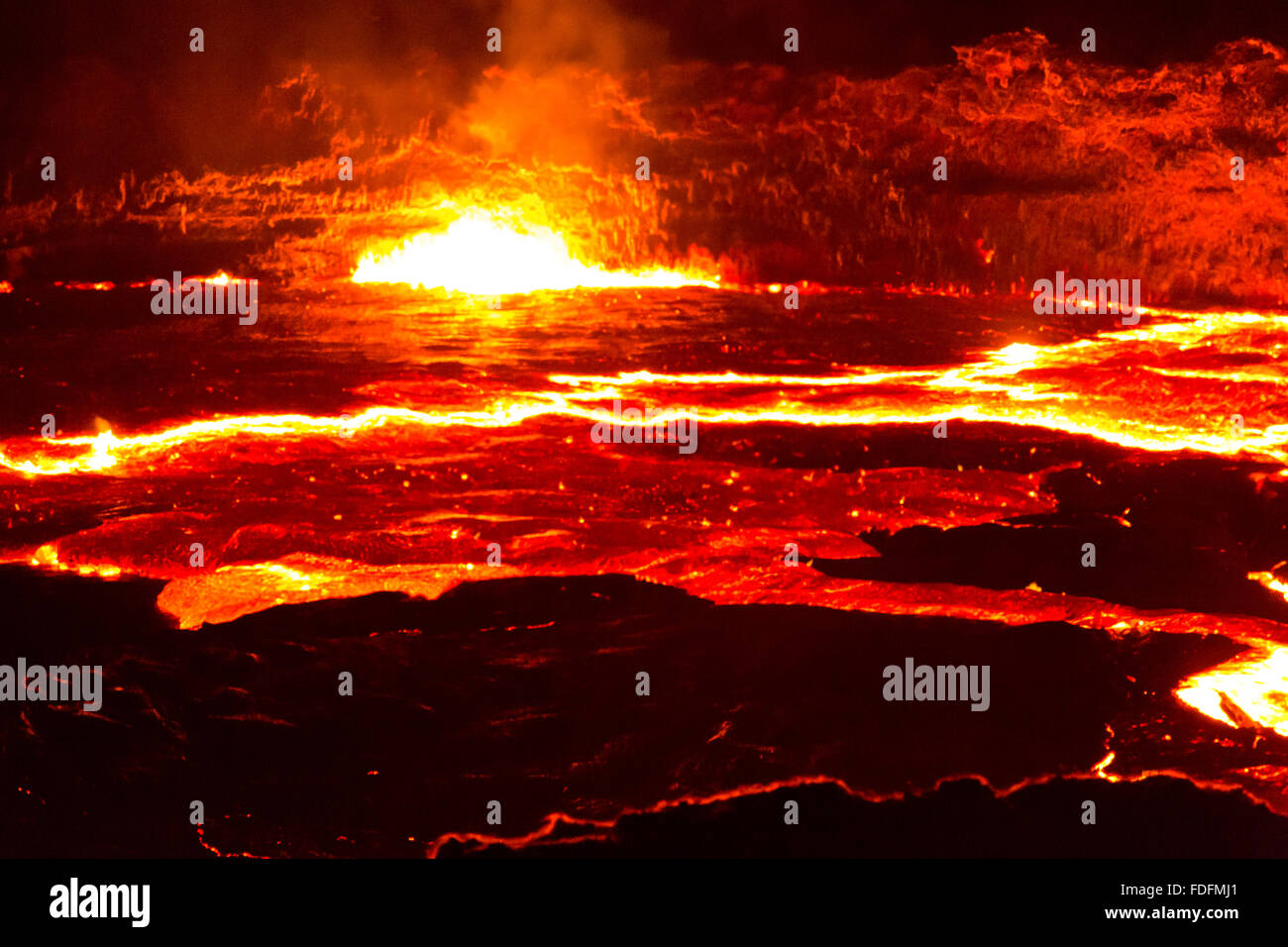 Des lignes indiquent les fissures dans la surface mobile de Erta Ale's lava lake Banque D'Images