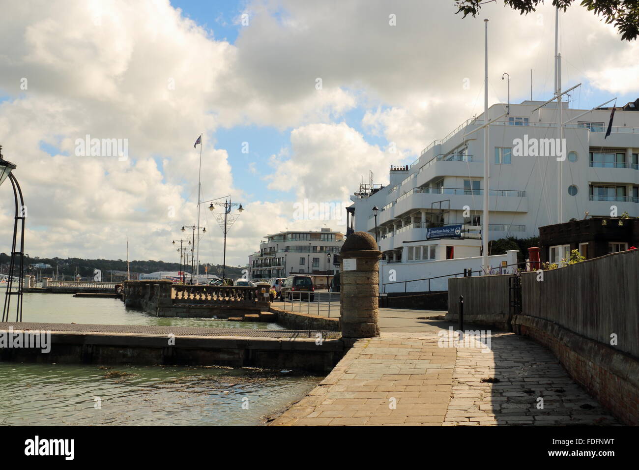 Voir l'esplanade du Royal Ocean Racing Club,Siège,et appartements, Cowes, île de Wight, Royaume-Uni Banque D'Images