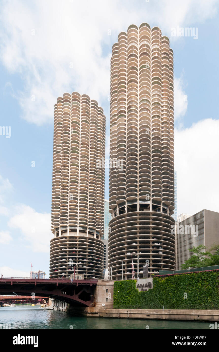 Les deux tours brutales en épis de maïs de Marina City sur la rivière Chicago, conçues par Bertrand Goldberg. Banque D'Images
