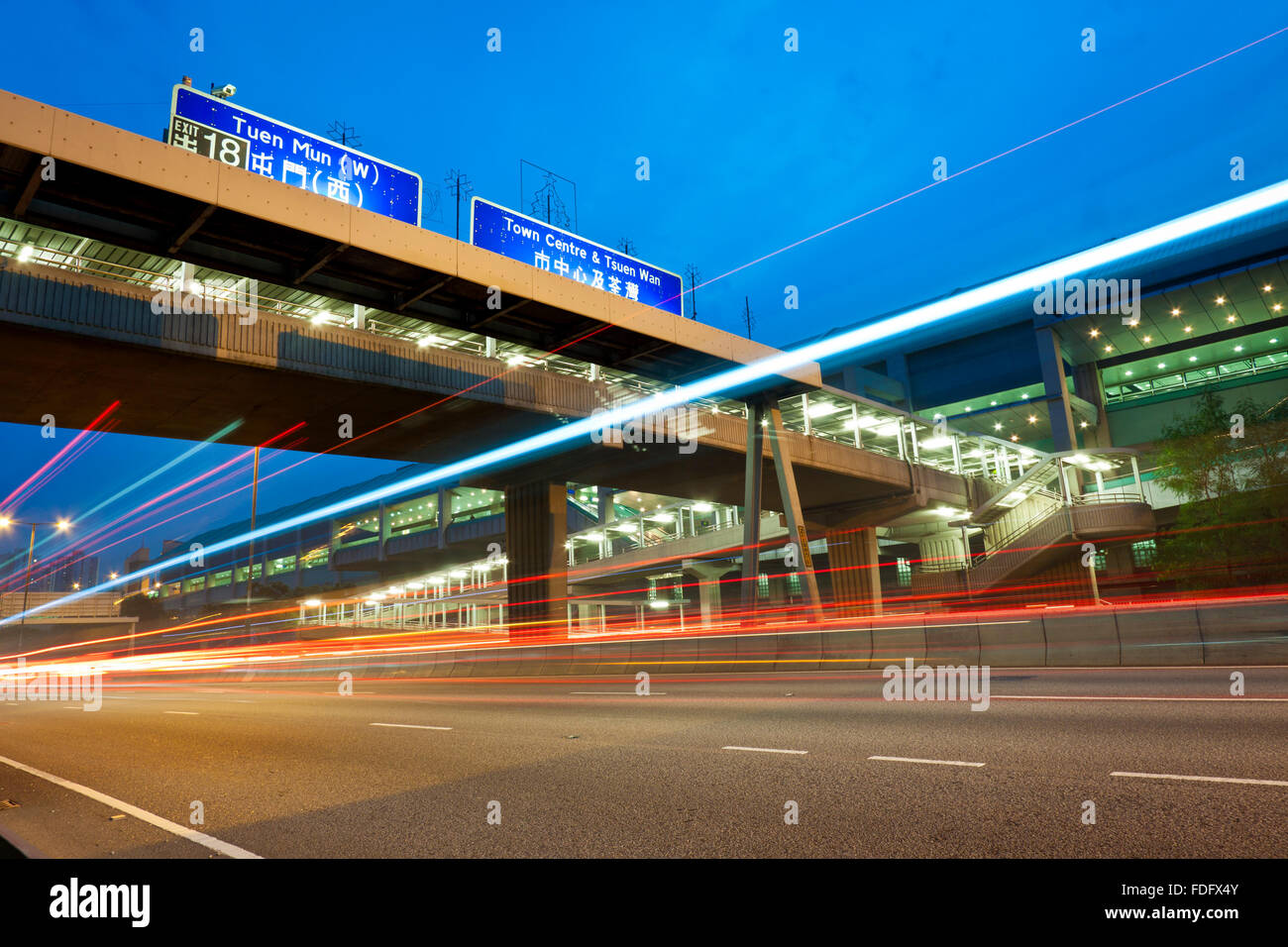 Trafic dans Hong Kong at night Banque D'Images