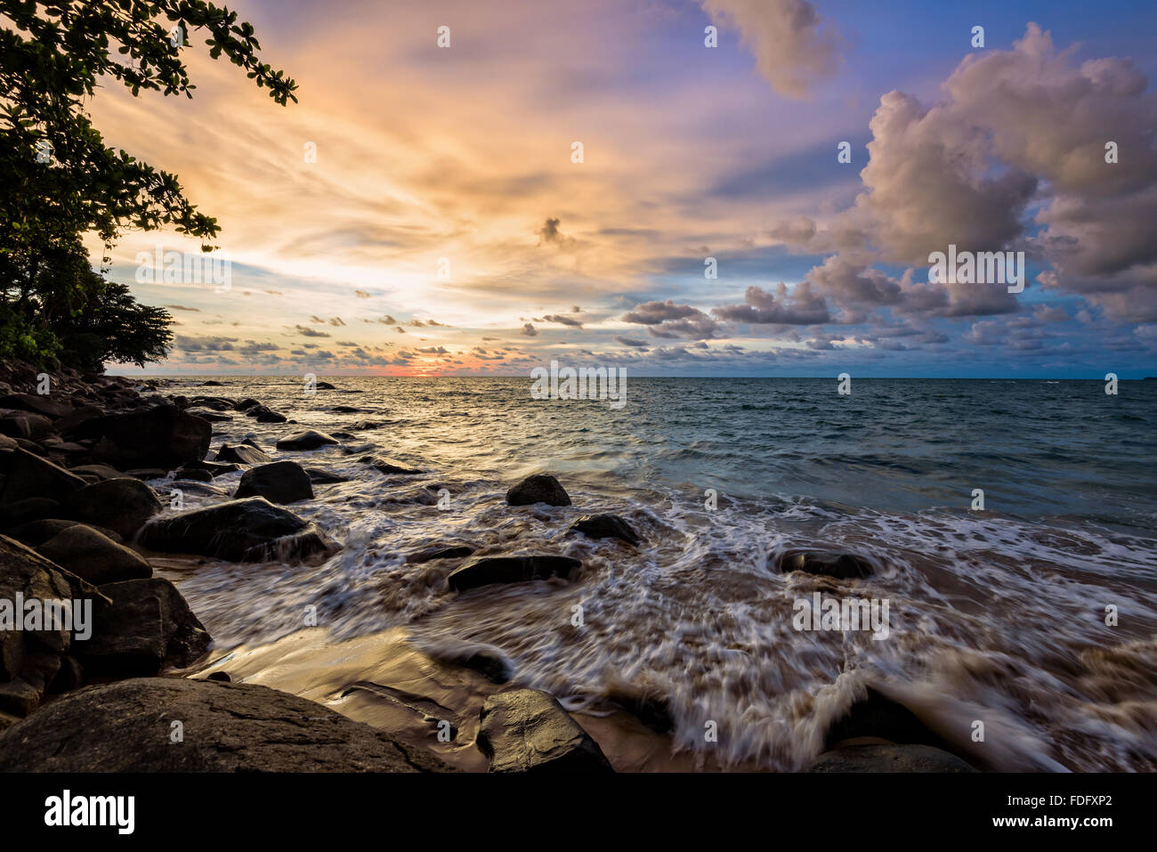 Magnifique paysage de ciel et nuages au-dessus de la mer au coucher du soleil à Khao Lak Beach dans le parc national de Khao Lak-Lam Ru, Takuapa Banque D'Images