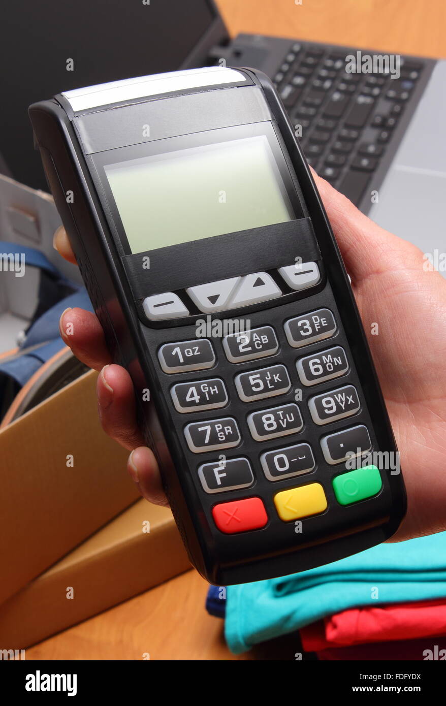 Utiliser un terminal de paiement pour payer vos achats en magasin, saisissez un numéro d'identification personnel, lecteur de carte de crédit, vêtements Banque D'Images