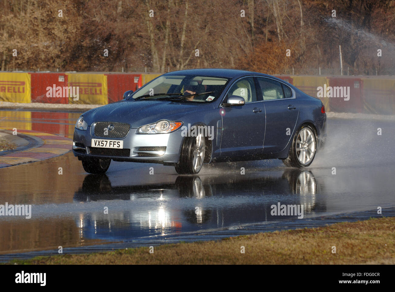 2007 Jaguar XF (MK1) les tests des pneus pluie sur une piste de course  juste avant de lancer Photo Stock - Alamy