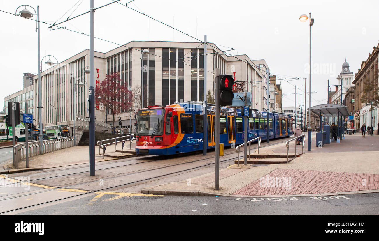 Des tramways dans le centre-ville de Sheffield Banque D'Images