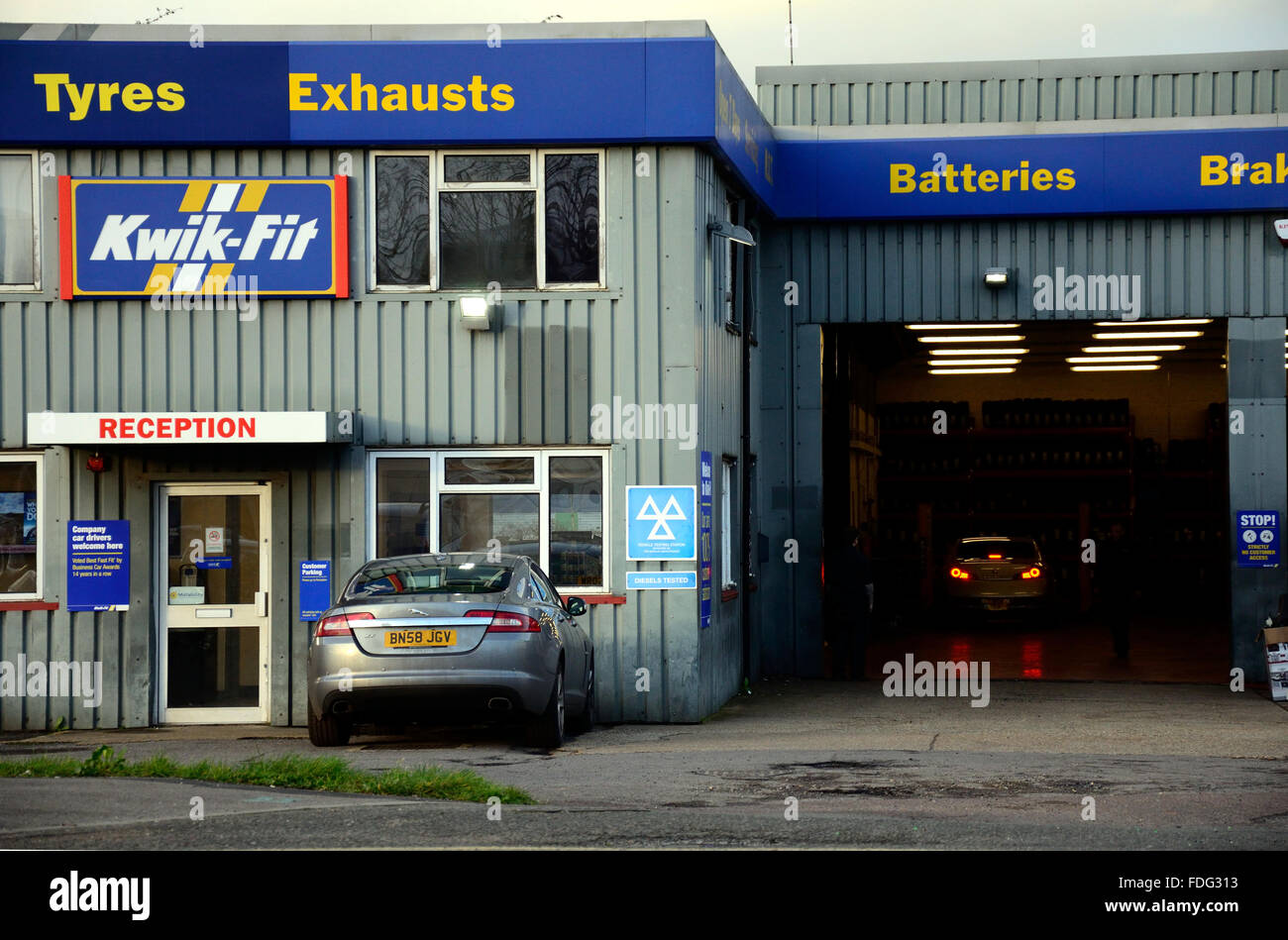 Une vue extérieure de Kwik Fit sur Four Rose Lane en lecture Banque D'Images