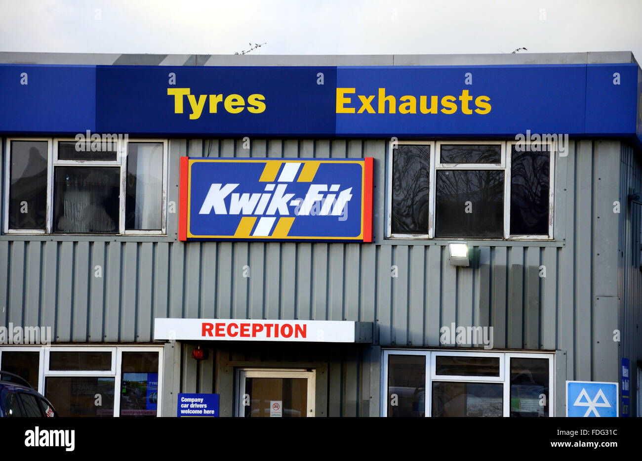 Une vue extérieure de Kwik Fit sur Four Rose Lane en lecture Banque D'Images