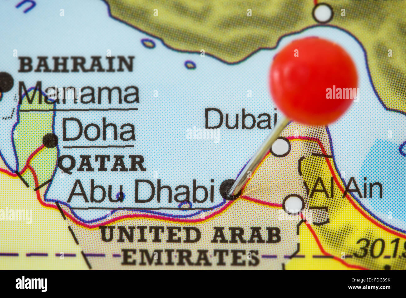 Close-up d'une punaise rouge dans une carte d'Abu Dhabi, Émirats arabes unis. Banque D'Images