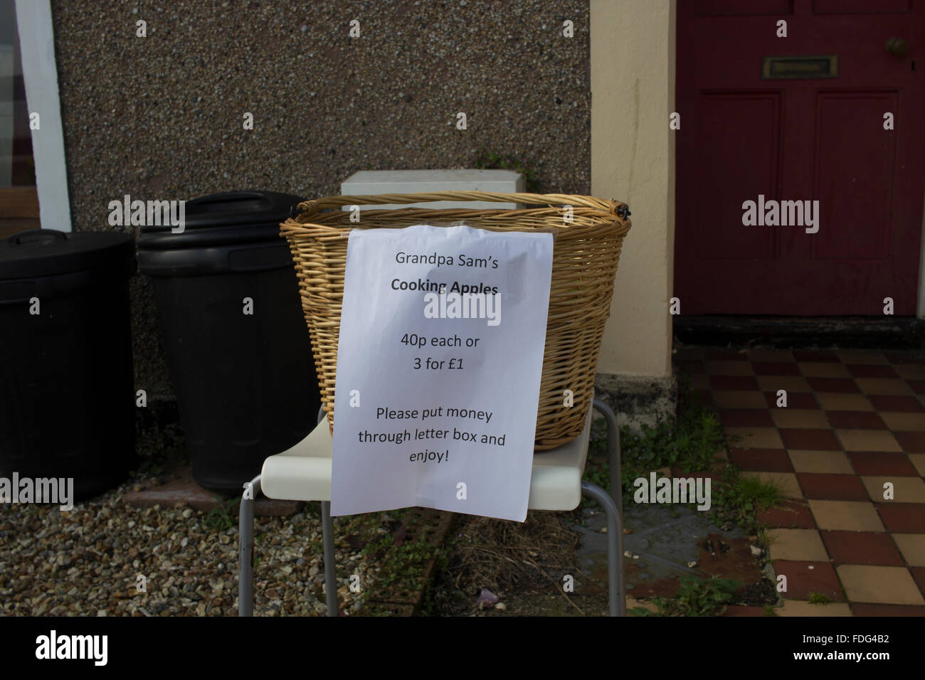 Les pommes à vendre en utilisant l'honnêteté fort système où les acheteurs de l'argent par poste aux lettres pour la maison privée. Banque D'Images