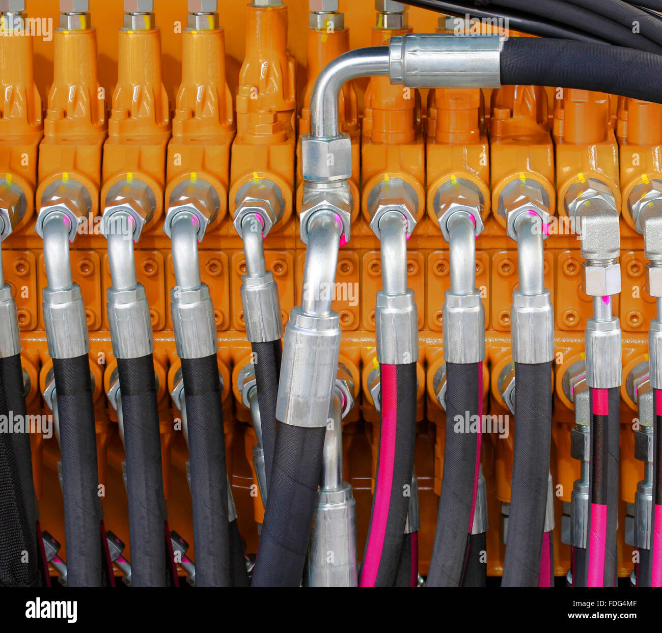 La pression hydraulique du système de flexibles d'excavateur Banque D'Images