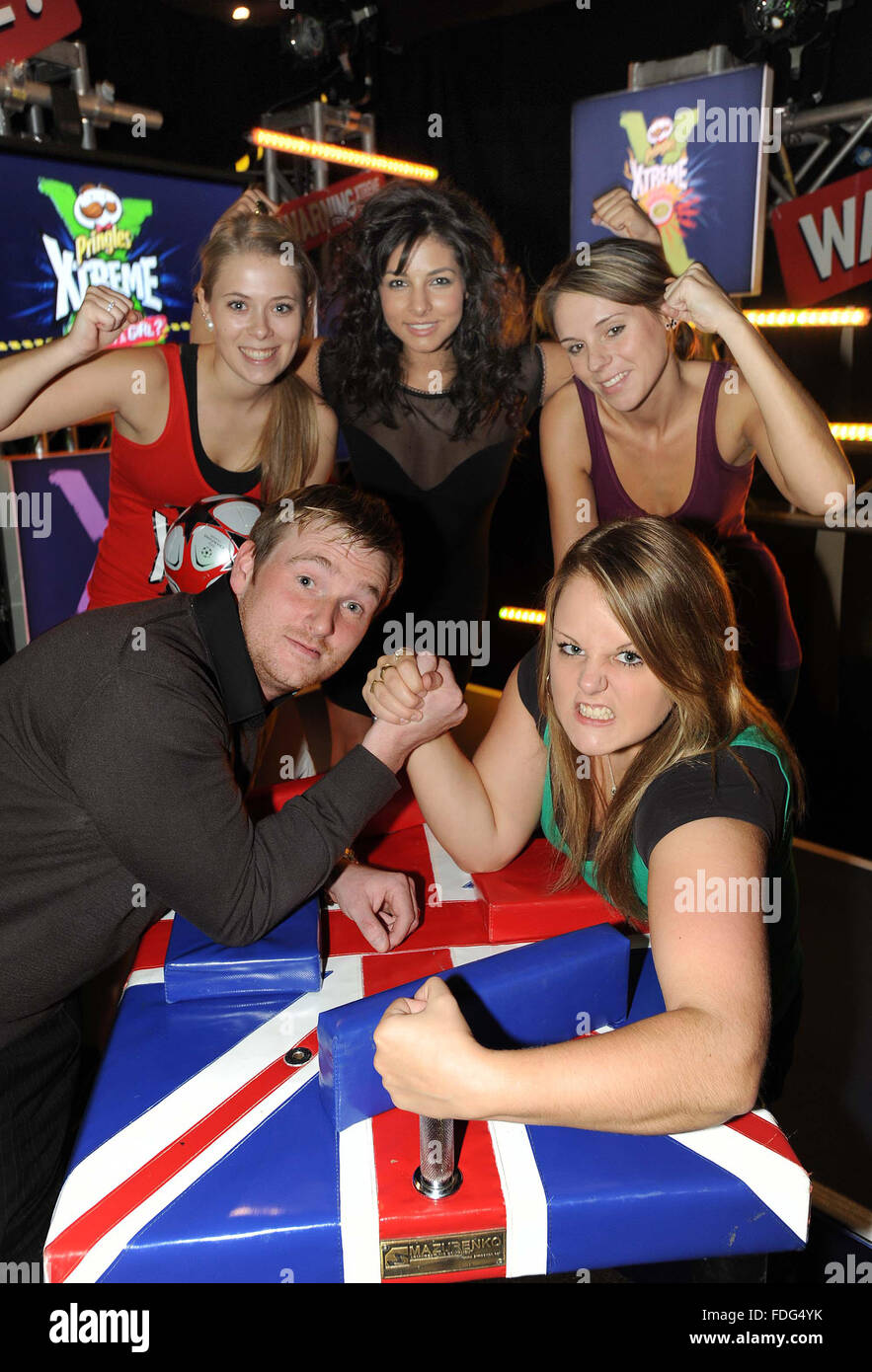 Bras monde champion Joanne 'la' Hitwoman Poole montre Jason Wright sa force acclamé par LtoR footballeur freestyle Charlotte Lode, Roxanne Pallett contorsionniste et Yvette Lee Terry. Banque D'Images