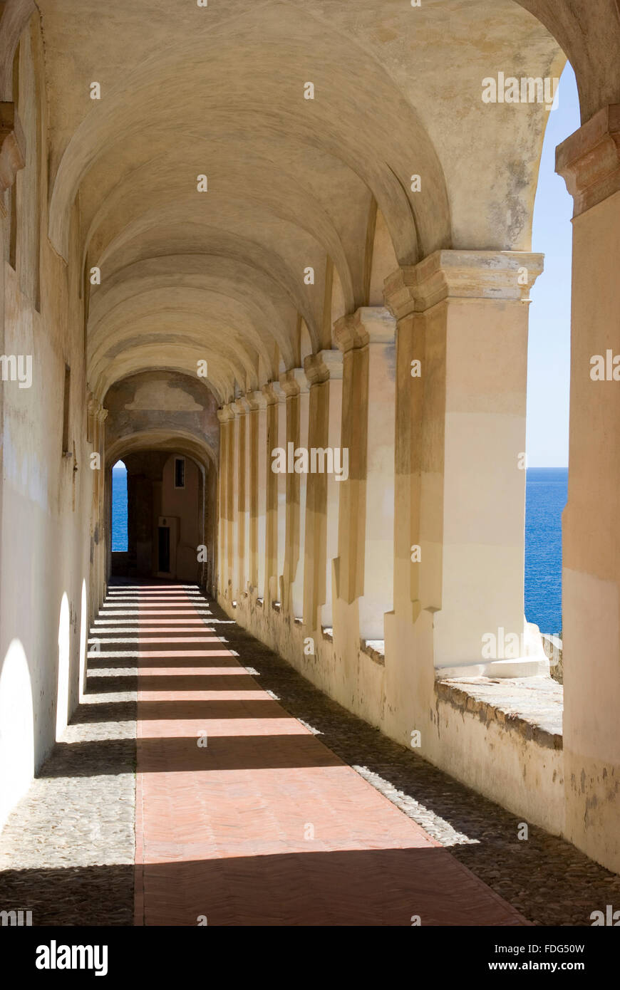 Arcades dans la vieille ville d'Imperia, Italie Banque D'Images