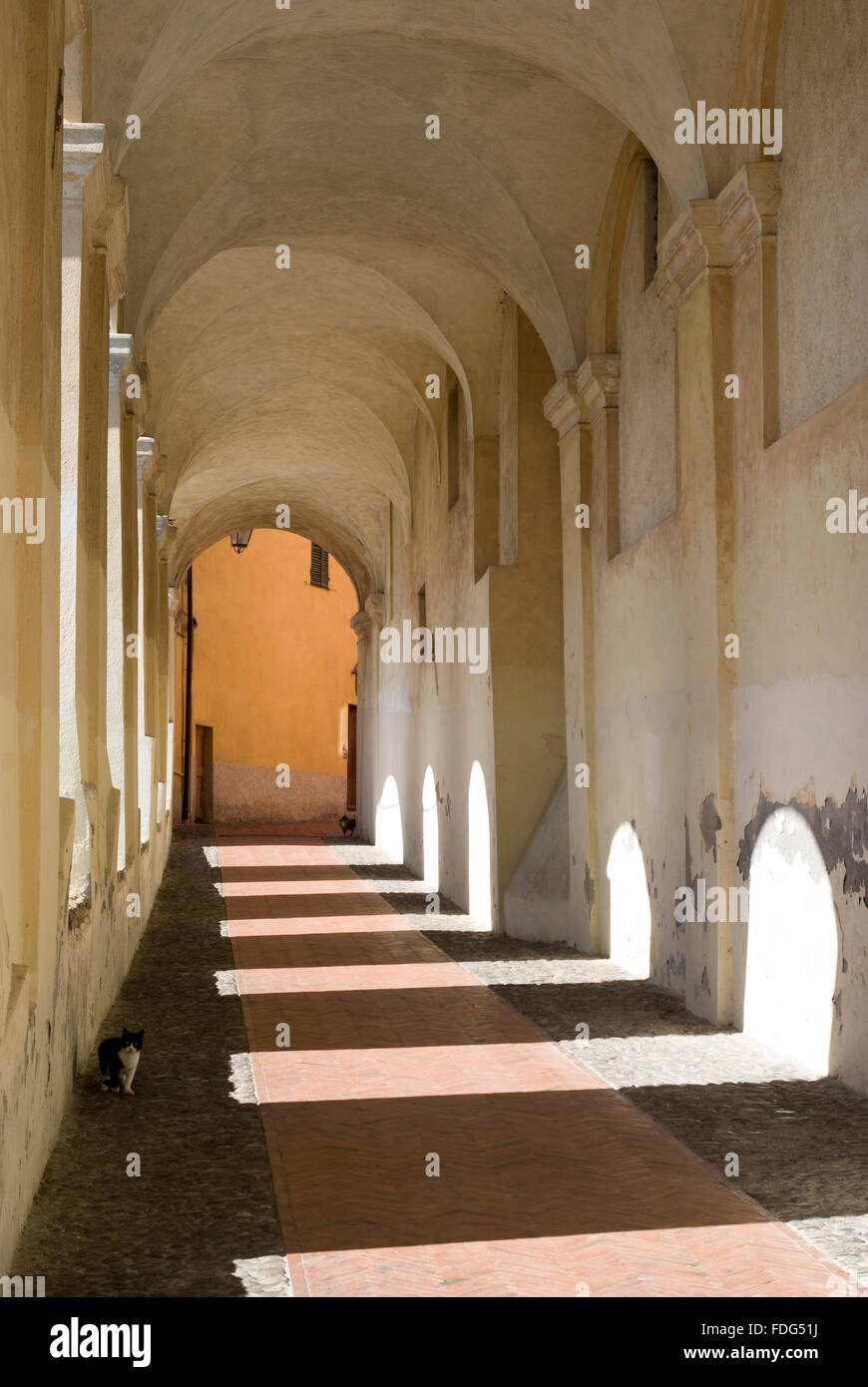 Arcades dans la vieille ville d'Imperia, Italie Banque D'Images