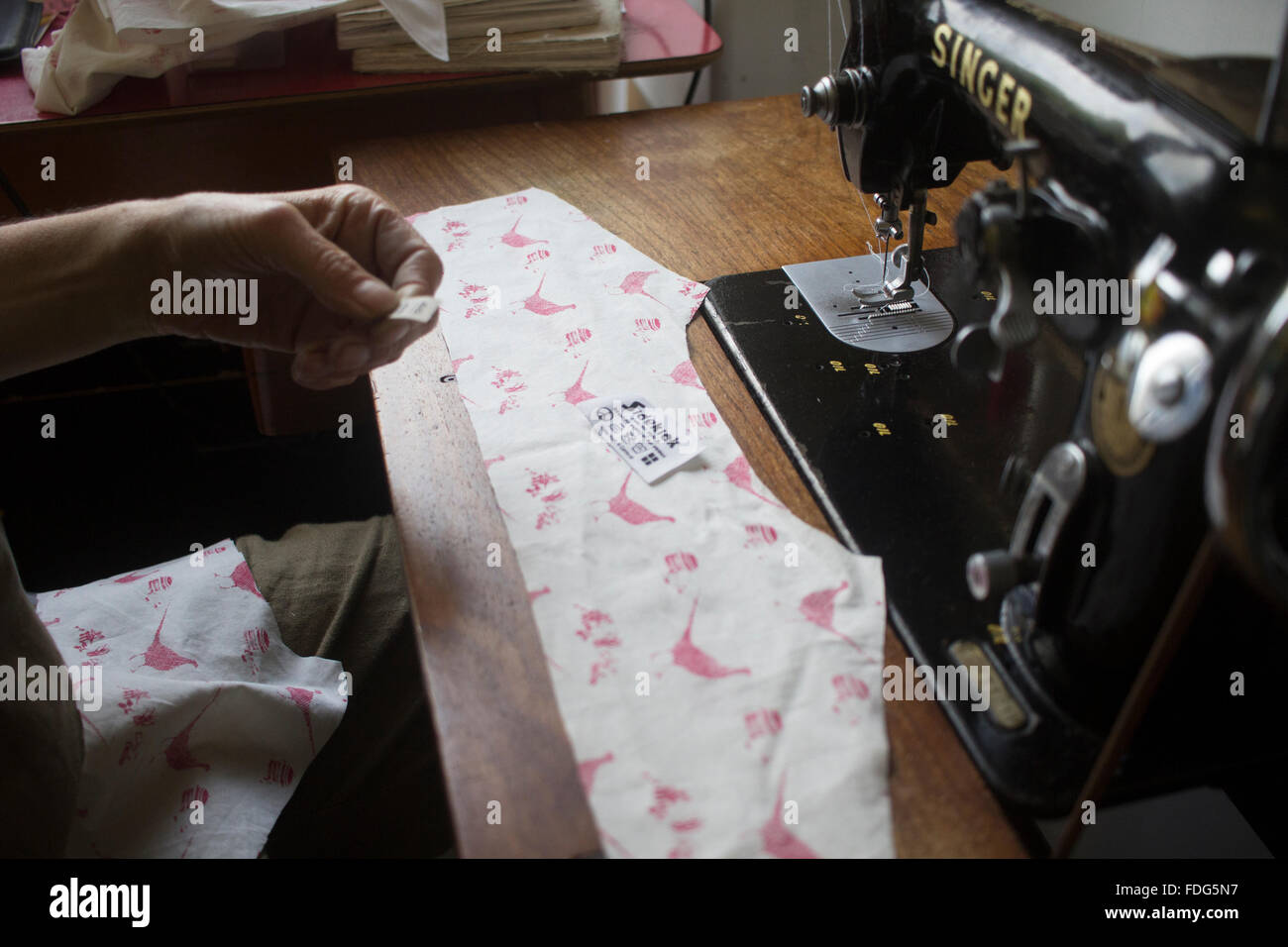 Couturière rassembler pièces pour une chemise fait main Banque D'Images