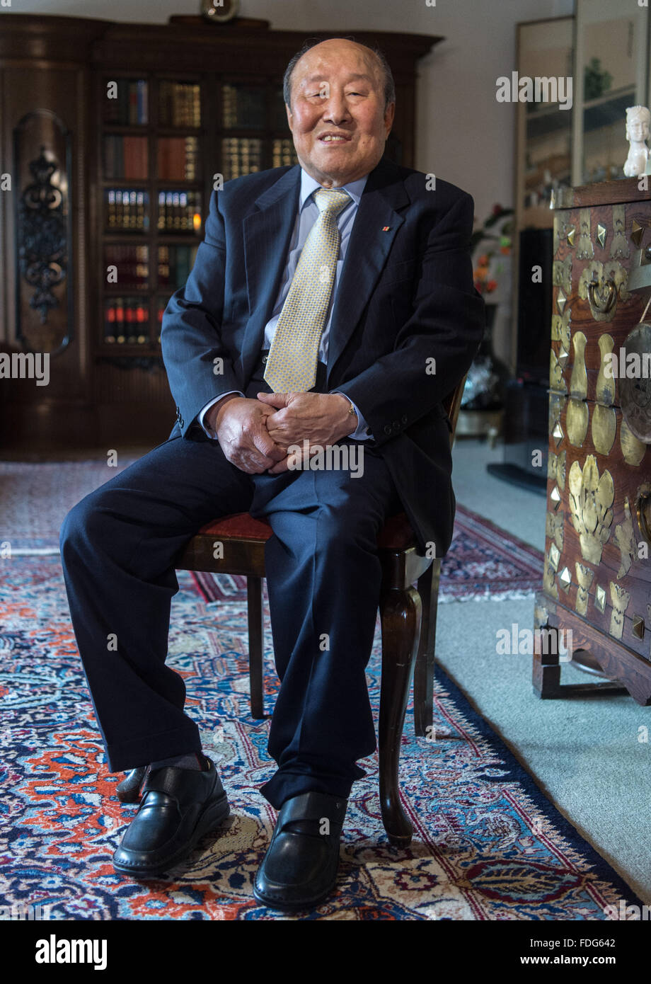 Sukil-coréen né pédiatre Lee est assis dans sa salle de séjour qui a été décoré avec des souvenirs à Mainz, Allemagne, 27 janvier 2016. Les 88 ans, a présenté des milliers d'infirmières coréennes à travailler dans les hôpitaux allemands entre 1966 et 1976. Après avoir été soupçonnée d'espionnage pour la Corée du Nord communiste en 1967, il a été enlevé de l'Allemagne à la Corée du Sud où il a torturé. Photo : BORIS ROESSLER/dpa Banque D'Images