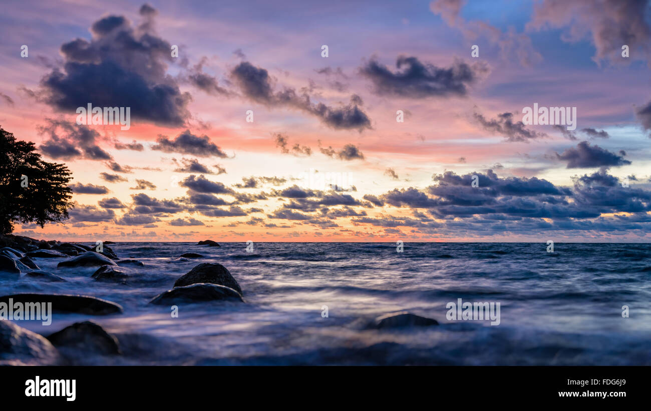 Magnifique paysage de ciel et nuages au-dessus de la mer au coucher du soleil à Khao Lak Beach dans le parc national de Khao Lak-Lam Ru, Takuapa Banque D'Images