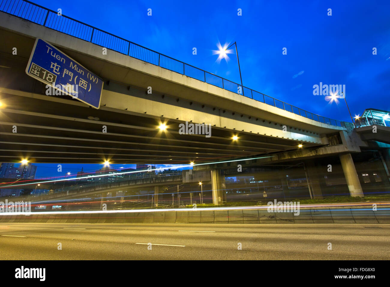 Le trafic de l'autoroute à Hong Kong nuit Banque D'Images