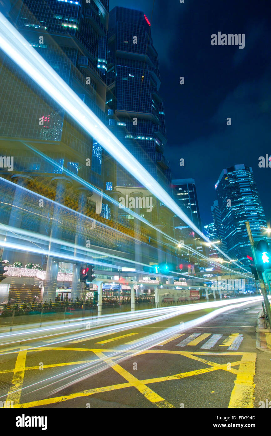 Ville moderne avec le trafic important dans la nuit Banque D'Images