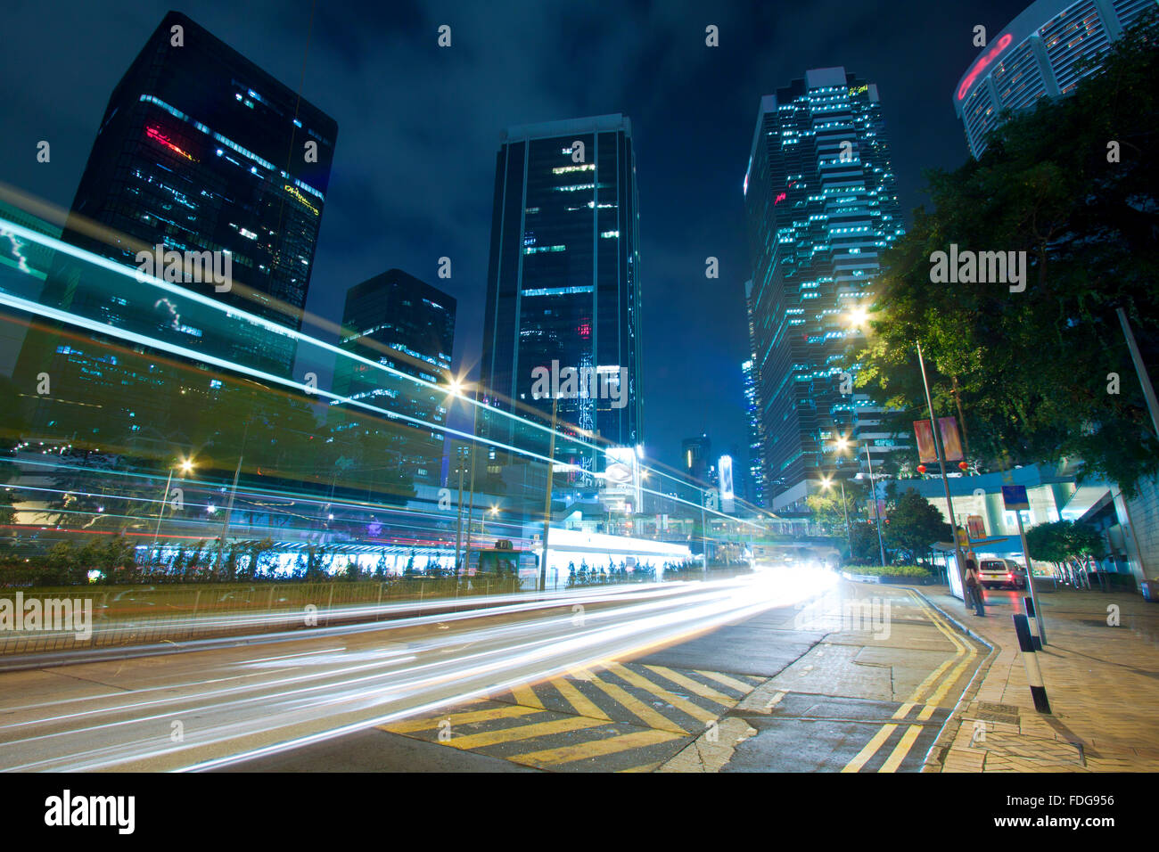 Au centre-ville de la circulation de Hong Kong at night Banque D'Images